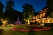 Vor dem Gradierhaus liegt der AlpenSole Brunnen. Hier kannst Du tagsüber ruhen und die gute AlpenSole-Luft einatmen. • © alpintreff.de - Christian Schön